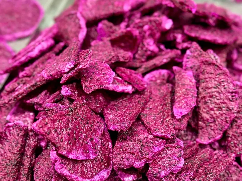Freeze-dried dragon fruit slices in vivid magenta, KHAMACO Vietnam