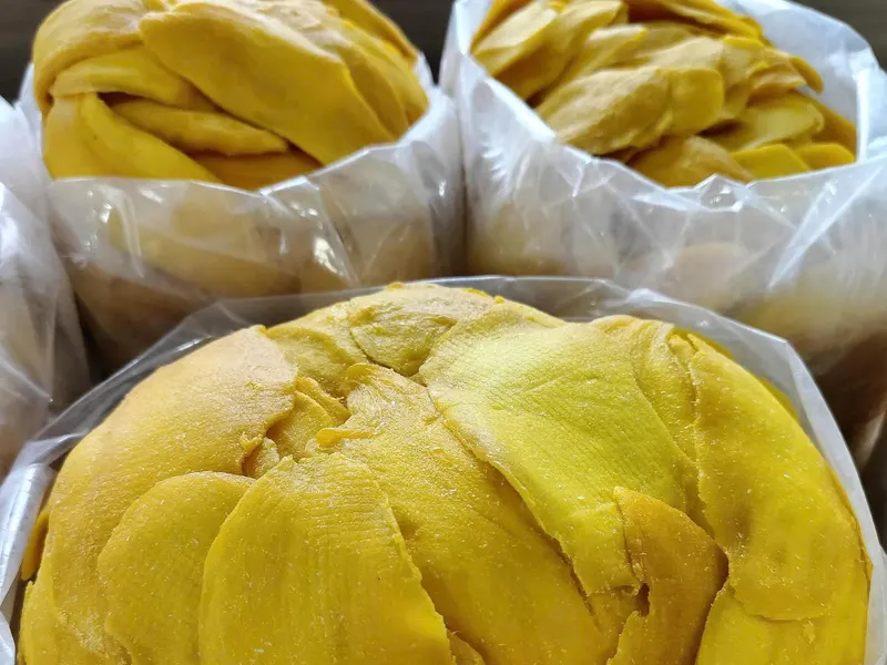 Soft-dried mango in bulk export packing — KHAMACO.